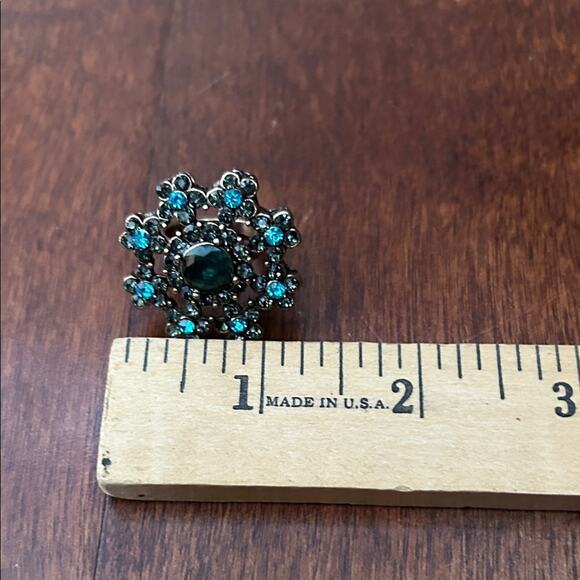 Fun Cocktail Flower Ring with Antique Gold Metal, Aqua and Green, Size 5 - Picture 15 of 16